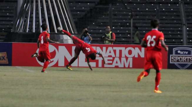 Kapten tim Myanmar U-19, Nanda Kyaw (5) merayakan gol ke gawang Timnas U-19 di Gelora Bung Karno, Rabu (7/5) [Suara.com/Adrian Mahakam].