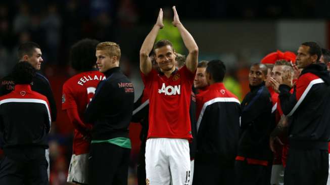 Nemanja Vidic (tengah) memberikan aplause kepada para fans Manchester United. Ini menjadi pertandingan terakhirnya di Old Trafford dimana musim panas nanti dia akan pindah ke Inter Milan. (Reuters/Darren Staples)  