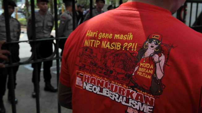 Federasi Serikat Buruh Nusantara (FSBN) dan Konfederasi Kongres Aliansi Serikat Buruh Indonesia (KASBI) berunjuk rasa di depan gedung Mahkamah Agung Jakarta, Rabu (7/5). [suara.com/Adrian Mahakam]