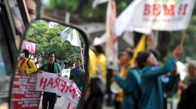 Badan Eksekutif Mahasiswa Seluruh Indonesia (BEMSI) melakukan Aksi Rapor Merah KPU di depan gedung KPU Jakarta, Kamis (7/5). [suara.com/Adrian Mahakam]
