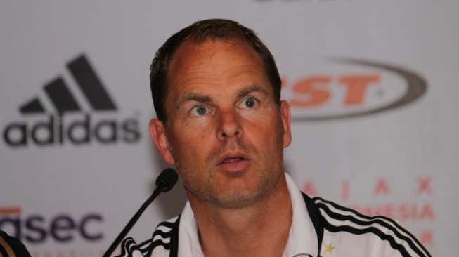 Pelatih Ajax Amsterdam Frank de Boer hadiri konferensi pers di Hotel Shangri-La, Jakarta (9/5) [suara.com/Syaiful Rachman]