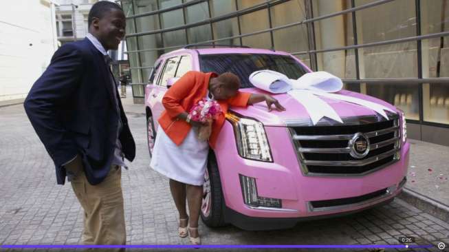 Calon Pemain NFL Hadiahkan Ibunya "Pink Cadillac"