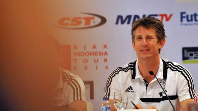 Direktur Marketing Ajax Amsterdam, Edwin Van Der Sar, berbicara dalam konferensi pers Ajax Tour Indonesia 2014 di Jakarta, Jumat (9/5). Ajax akan melawan Persija Jakarta Minggu (11/5). [suara.com/ Adrian Mahakam]