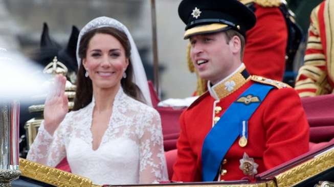 Kate Middleton (kiri) bersama Pangeran William. (Shutterstock)