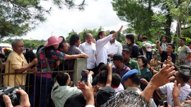 Di Tengah Kunjungan Jokowi ke Makassar, Pendukung Saling Bersitegang