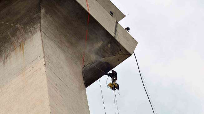 Pemerintah Provinsi DKI Jakarta bekerja sama dengan penyedia jasa kebersihan asal Jerman, Kaercher membersihkan Monumen Nasional Jakarta, Sabtu (10/5). [suara.com/Adrian Mahakam]