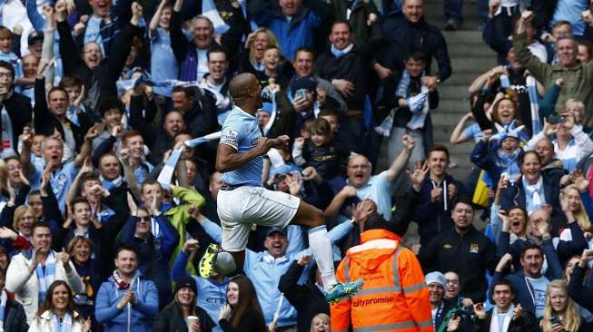 Vincent Kompany rayakan golnya ke gawang West Ham [Reuters/Darren Staples]