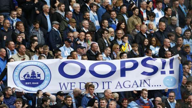 Fans Manchester City membentangkan banner menyambut kemenangan City musim ini [Reuters/Darren Staples]