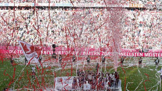 Para pemain Bayern Munich dan juga para fansnya pun berpesta di Allianz Arena merayakan sukses mereka merebut gelar juara Bundesliga. (Reuters/Michaela Rehle)  