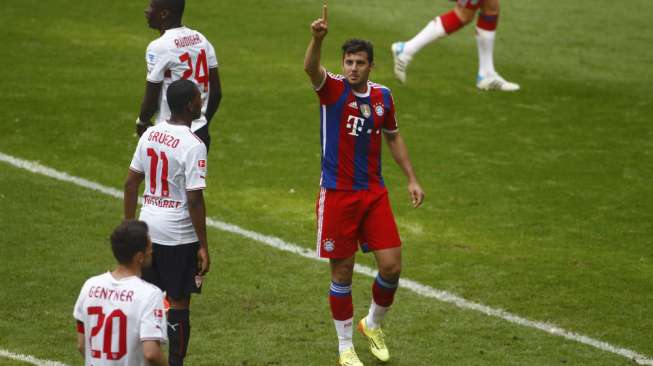 Pemain Bayern Munich Claudio Pizarro (tengah) merayakan golnya ke gawang VfB Stuttgart. Gol tersebut menjadi satu-satunya gol kemenangan Bayern di laga terakhir Bundesliga. (Reuters/Michaela Rehle) 