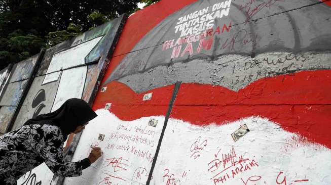 Mural \"Prasasti Tragedi Trisakti dan Mei 1998\" di Jalan Pemuda, Jakarta Timur, Senin  (12/5). [suara.com/ Adrian Mahakam]