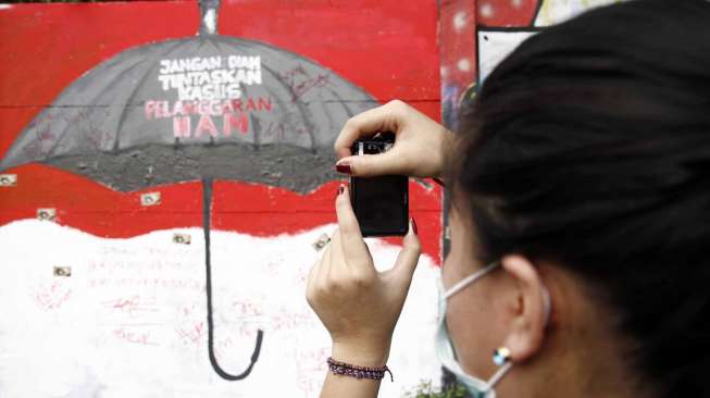 Mural \"Prasasti Tragedi Trisakti dan Mei 1998\" di Jalan Pemuda, Jakarta Timur, Senin  (12/5). [suara.com/ Adrian Mahakam]