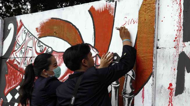 Mural \"Prasasti Tragedi Trisakti dan Mei 1998\" di Jalan Pemuda, Jakarta Timur, Senin  (12/5). [suara.com/ Adrian Mahakam]