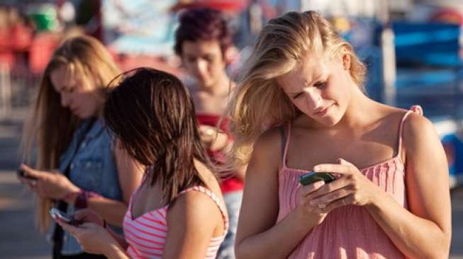 10 Tanda Orang Ketagihan Pakai Smartphone