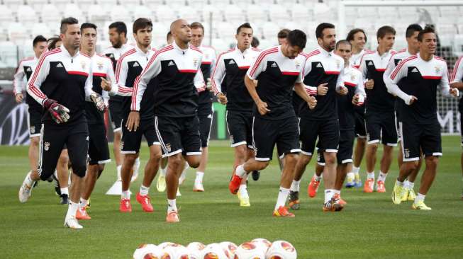 Para pemain Benfica melakukan pemanasan saat melakukan latihan guna menghadapi Sevilla di final Liga Europa. (Reuters/Juan Medina) 