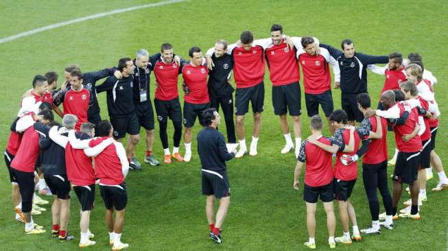 Pelatih Sevilla Unai Emery (tengah) memberikan instruksinya kepada para pemainnya usai melakukan latihan di Juventus Stadium guna menghadapi Benfica di final Liga Europa. (Reuters/Alessandro Garofalo) 