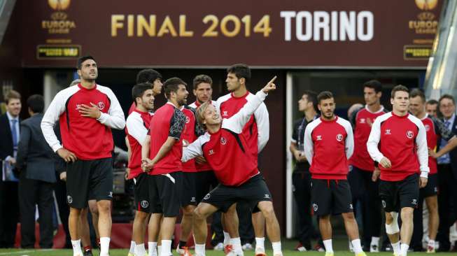 Pemain Sevilla Ivan Rakitic (tengah) bersama rekan setimnya sebelum melakukan lakukan latihan di Juventus Stadium guna menghadapi Benfica di final Liga Europa. (Reuters/Albert Gea) 