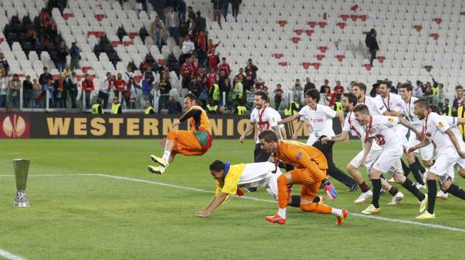 Para pemain Sevilla merayakan kemenangan usai mengalahkan Benfica di partai puncak Liga Europa lewat drama adu penalti [Reuters/Juan Medina]