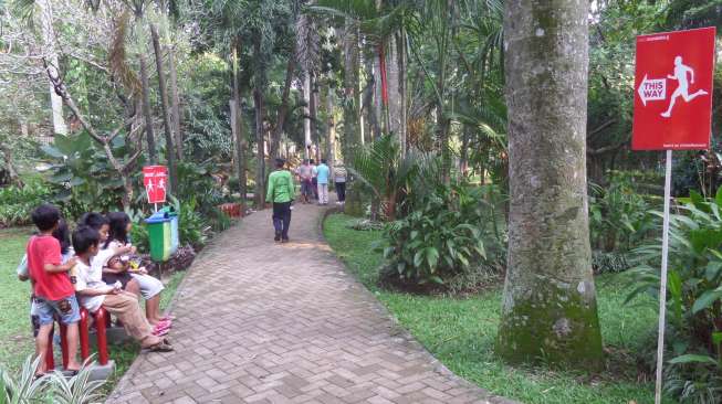 "Hidden Park" yang Asri Itu Bernama Taman Langsat