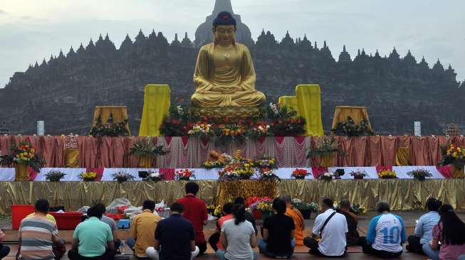 Peringati Waisak, Ribuan Umat Buddha Banjiri Borobudur 