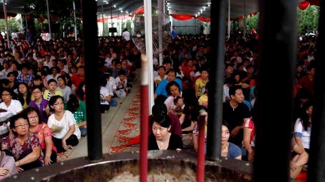 Suasana perayaan Waisak di Vihara Ekayana, Jakarta, Kamis (15/5/2014), yang turut dihadiri Wagub DKI Jakarta Basuki Tjahaja Purnama. [Suara.com/Adrian Mahakam]