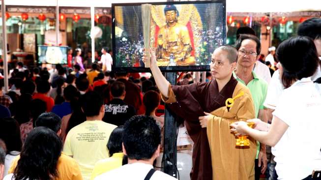 Ribuan Umat Buddha Padati Vihara Ekayana Arama