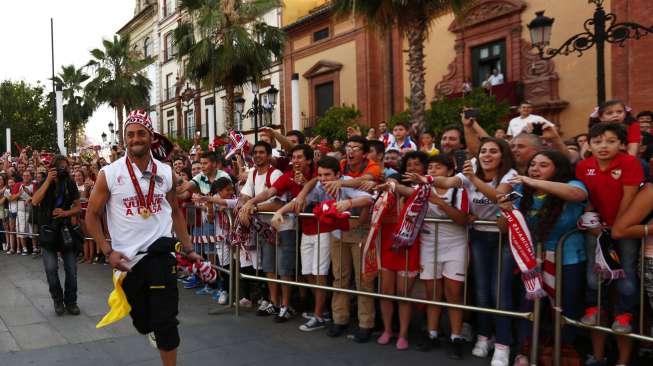 Pemain Sevilla rayakan kesuksesan di Liga Europa bersama fans [Reuters/Marcelo del Pozo]