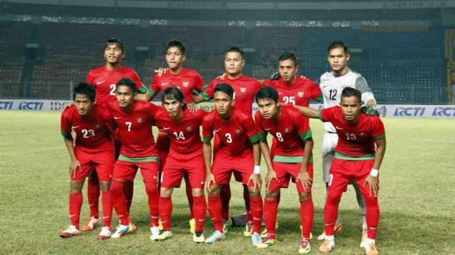 Tim nasional Indonesia U-23 berfoto sebelum menghadapi Republik Dominika di Stadion Utama Gelora Bung Karno Jakarta(15/4)[suara.com/Adrian Mahakam] 