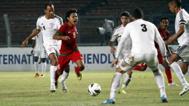 Pemain timnas U-23 Fandi Eko Utomo dijegal oleh pemain Republik Dominika Domingo Antonio Peralta di Stadion Utama Gelora Bung Karno Jakarta(15/4)[suara.com/Adrian Mahakam] 