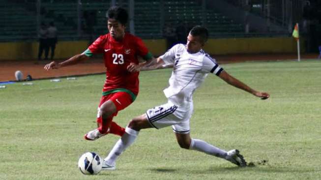 Gelandang Tim Indonesia U-23 Bayu Gatra mencoba melewati hadang pemain Republik Dominika di Stadion Utama Gelora Bung Karno Jakarta(15/4)[suara.com/Adrian Mahakam] 