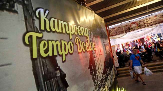 Selama hampir sebulan, penikmat kuliner bisa menemukan jajanan unik di \"Kampoeng Tempo Doeloe\" yang ada di La Piazza, Kepala Gading. Festival jajanan ini digelar sepanjang 9 Mei sampai 1 Juni 2014. [Suara.com/Adrian Mahakam]