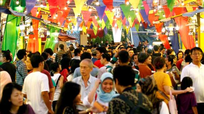 Selama hampir sebulan, penikmat kuliner bisa menemukan jajanan unik di \"Kampoeng Tempo Doeloe\" yang ada di La Piazza, Kepala Gading. Festival jajanan ini digelar sepanjang 9 Mei sampai 1 Juni 2014. [Suara.com/Adrian Mahakam]