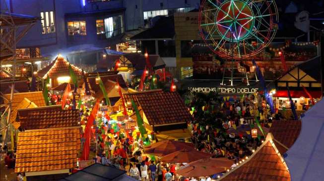 Selama hampir sebulan, penikmat kuliner bisa menemukan jajanan unik di \"Kampoeng Tempo Doeloe\" yang ada di La Piazza, Kepala Gading. Festival jajanan ini digelar sepanjang 9 Mei sampai 1 Juni 2014. [Suara.com/Adrian Mahakam]