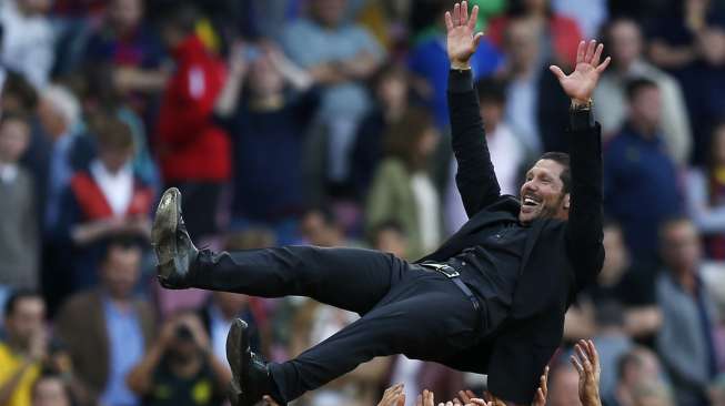 Pelatih Atletico Madrid Diego Simeone merayakan keberhasilan timnya menjuarai La Liga Spanyol di Camp Nou, (17/5). (Reuters/Marcelo del Pozo)