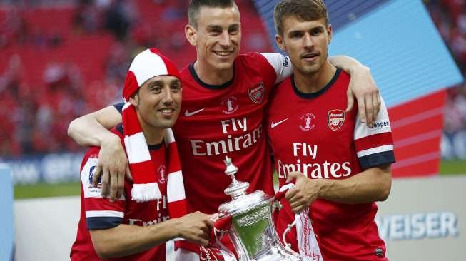 Tiga pencetak gol Arsenal (kiri-kanan) Santi Cazorla, Laurent Koscielny, dan Aaron Ramsey [Reuters/Eddie Keogh]