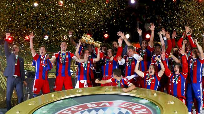 Skuad Bayern Munich rayakan kemenangan DFB Pokal [Reuters/Ina Fassbender]