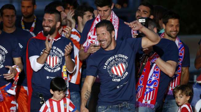 Pelatih Atletico Madrid Diego Simeone (tengah) menari bersama para pemainnya merayakan keberhasilan mereka meraih gelar La Liga. (Reuters/Juan Medina) 