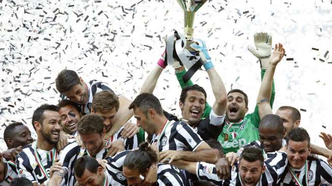 Kapten dan juga kiper Juventus Gianluigi Buffon mengangkat trofi Juara Seri A setelah mereka mengalahkan Cagliari dengan skor 3-0 di laga pamungkas musim ini. (Reuters/Alessandro Garofalo) 