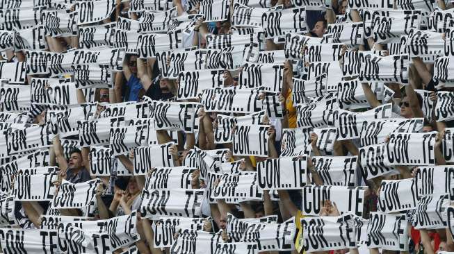 Para suporter Juventus mengangkat poster yang ditunjukkan kepada pelatih Antonio Conte untuk tetap bertahan di Turin saat Bianconeri menghadapi Cagliari di laga terakhir musim ini. (Reuters/Alessandro Garofalo) 