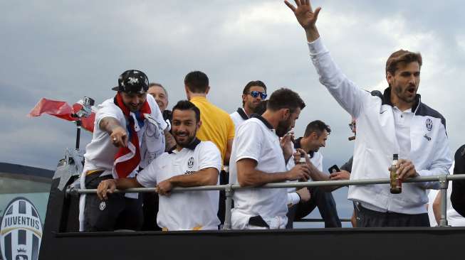 Fernando Llorente (kanan) yang mencetak satu gol ke gawang Cagliari, melambaikan tangan kepada fans Juventus saat berparade keberhasilan mereka meraih Scudetto. REUTERS/Alessandro Garofalo (REUTERS/Alessandro Garofalo) 