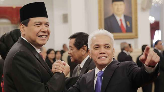 Presiden SBY melantik Chairul Tanjung sebagai Menteri Koordinator Perekonomian menggantikan Hatta Rajasa di Istana Negara, Senin (19/5). [Rumgapres/Abror]