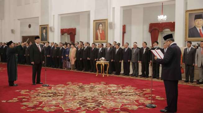 Presiden SBY melantik Chairul Tanjung sebagai Menteri Koordinator Perekonomian menggantikan Hatta Rajasa di Istana Negara, Senin (19/5). [Rumgapres/Abror]