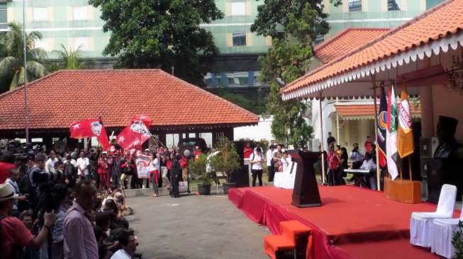 Simpatisan Tunggu Jokowi dan Cawapresnya di Gedung Joang