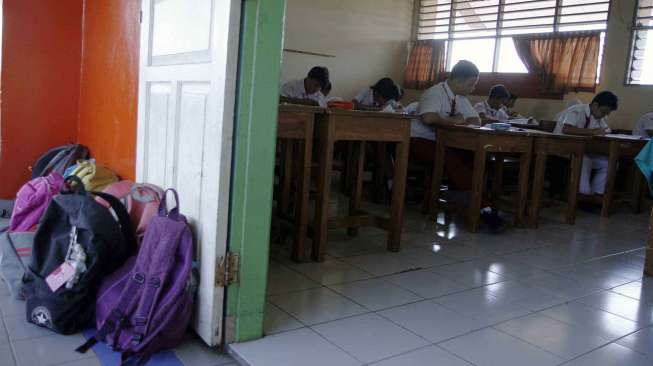 Suasana Ujian Nasional di SDN RA Fadillah Cijantung 03 Pagi Jakarta, Senin (19/5). [suara.com/Adrian Mahakam]