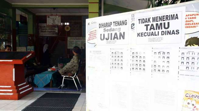 Suasana Ujian Nasional di SDN RA Fadillah Cijantung 03 Pagi Jakarta, Senin (19/5). [suara.com/Adrian Mahakam]