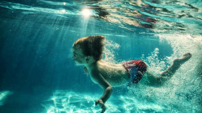 Ayah Kejam Ini Lempar Putri Balitanya ke Kolam Renang