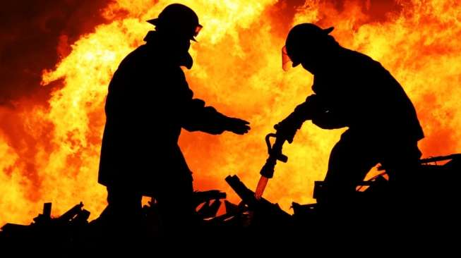 Diduga Korsleting Listrik, Mes Karyawan di Kebayoran Baru Terbakar