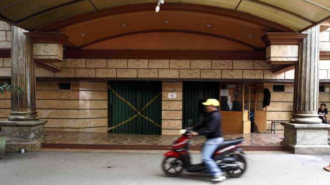 Diskotek Stadium yang berlokasi di Jalan Hayam Wuruk 111 Jakarta disegel, Rabu (21/5). [suara.com/Adrian Mahakam]