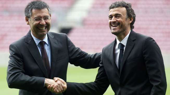  Pelatih baru Barcelona Luis Enrique Martinez (kanan) berjabat tangan dengan presiden klub Josep Maria Bartomeu di Camp Nou setelah dia meneken kontraknya untuk dua tahun.(Reuters/Albert Gea) 