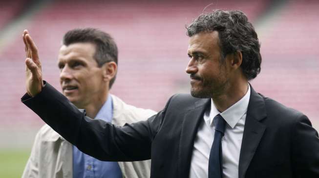 Pelatih baru Barcelona Luis Enrique Martinez saat diperkenalkan kepada publik di Camp Nou (kanan).(Reuters/Albert Gea)